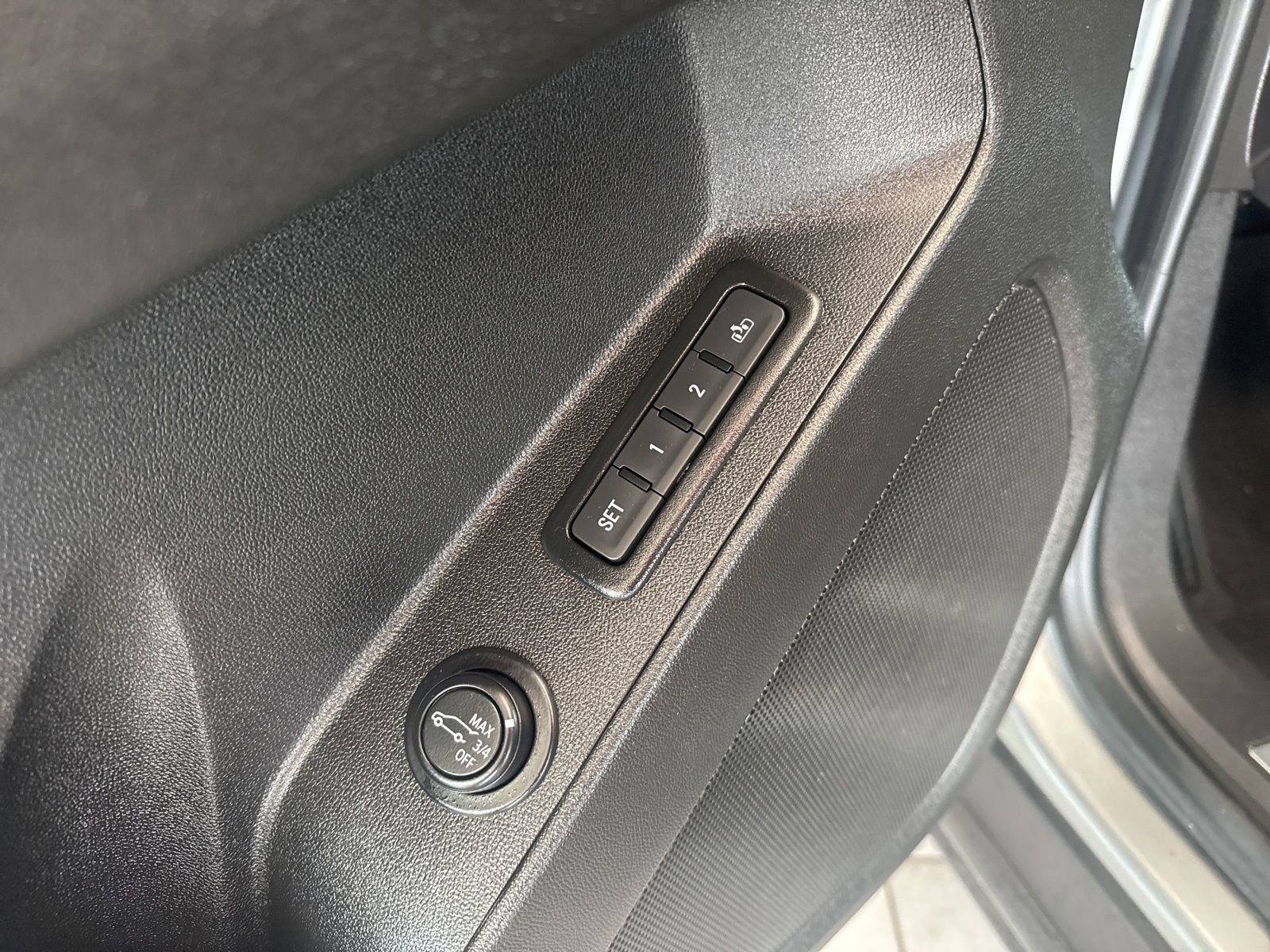 Used 2023 Chevrolet Equinox Premier image 21