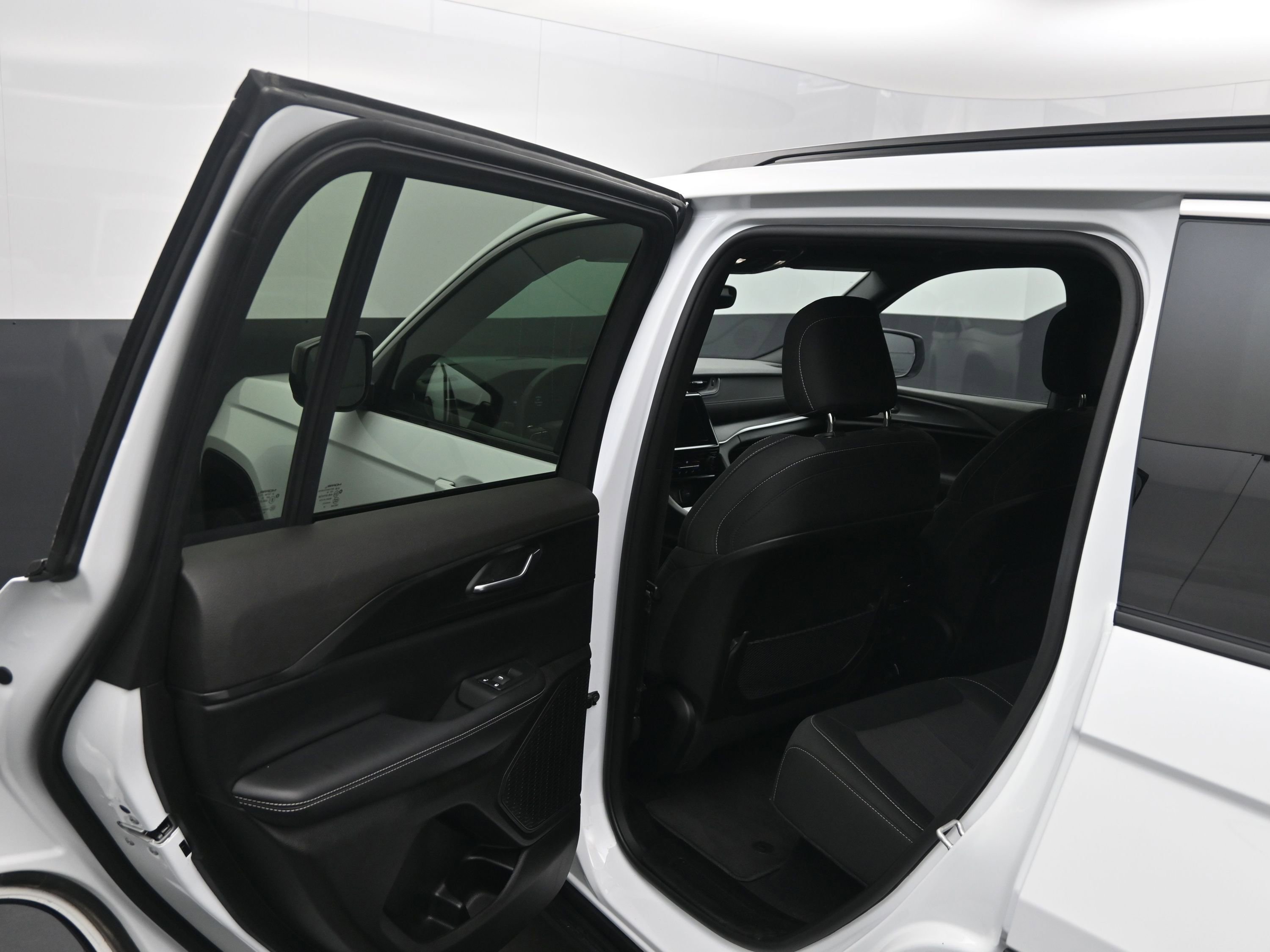 Used 2024 Jeep Grand Cherokee Laredo w/ MOPAR Finishing Package image 16