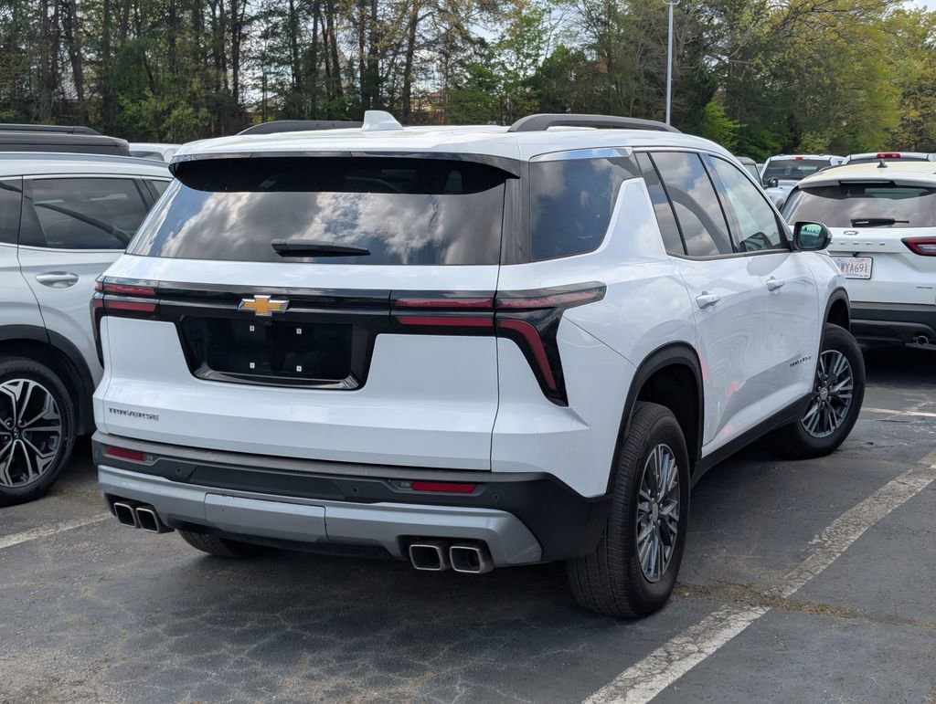 Used 2025 Chevrolet Traverse LT image 3