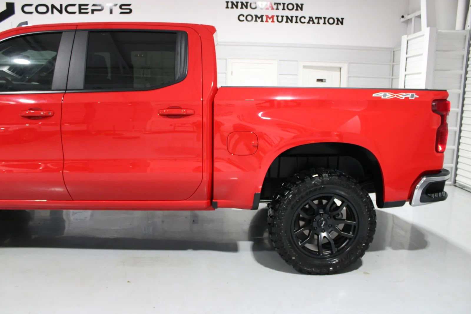 Used 2025 Chevrolet Silverado 1500 LT AWD/4WD image 6
