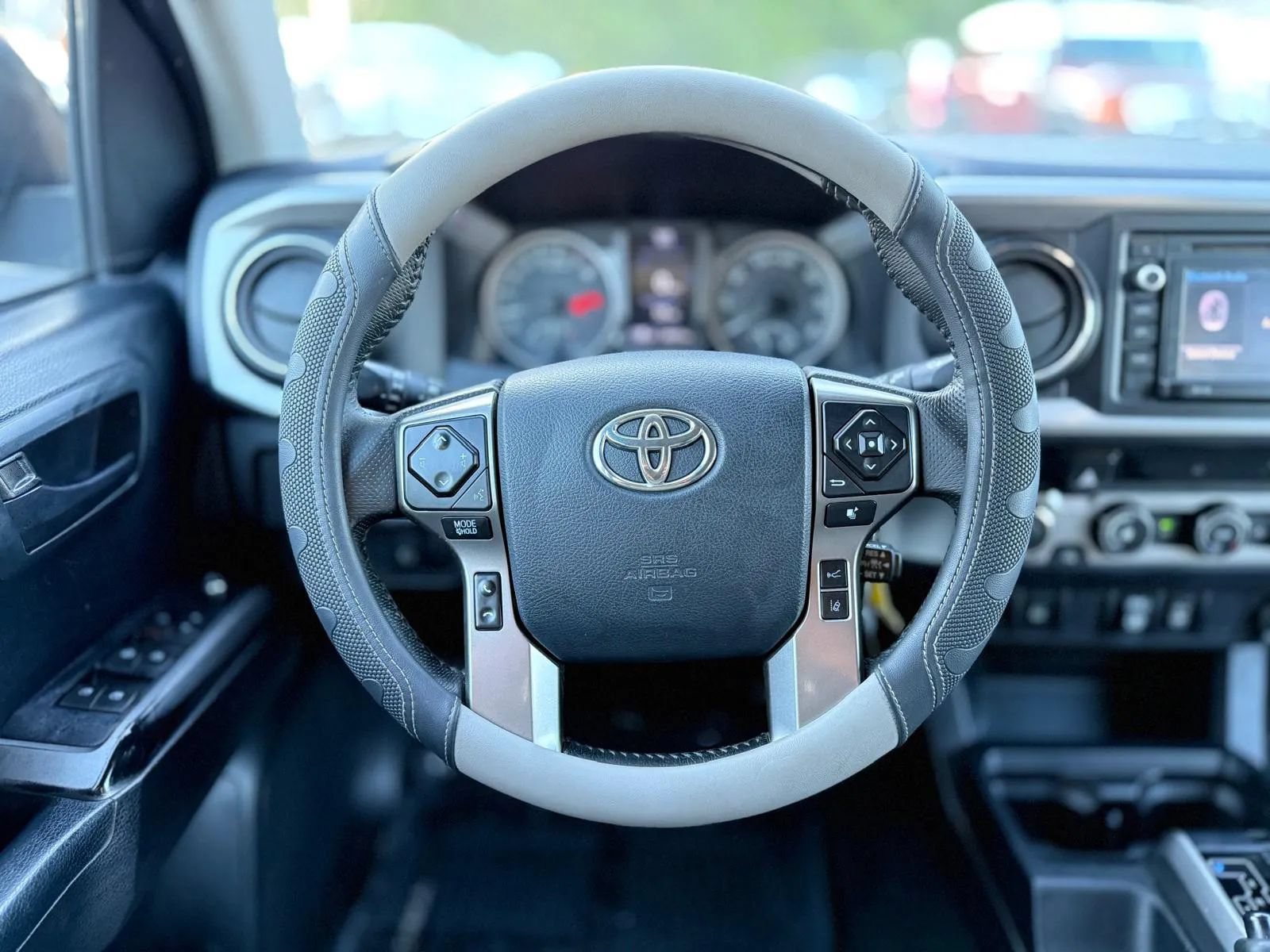 Used 2018 Toyota Tacoma SR5 AWD/4WD image 16