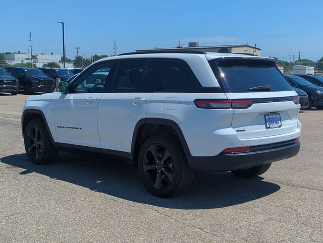 Used 2023 Jeep Grand Cherokee Altitude AWD/4WD image 5