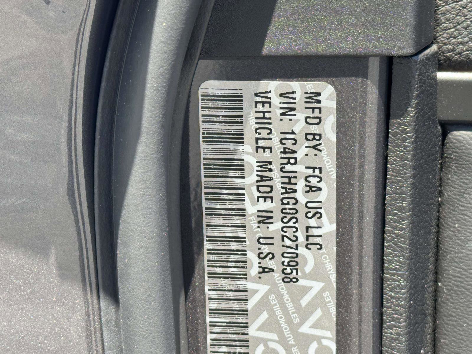 Used 2025 Jeep Grand Cherokee Altitude AWD/4WD image 26