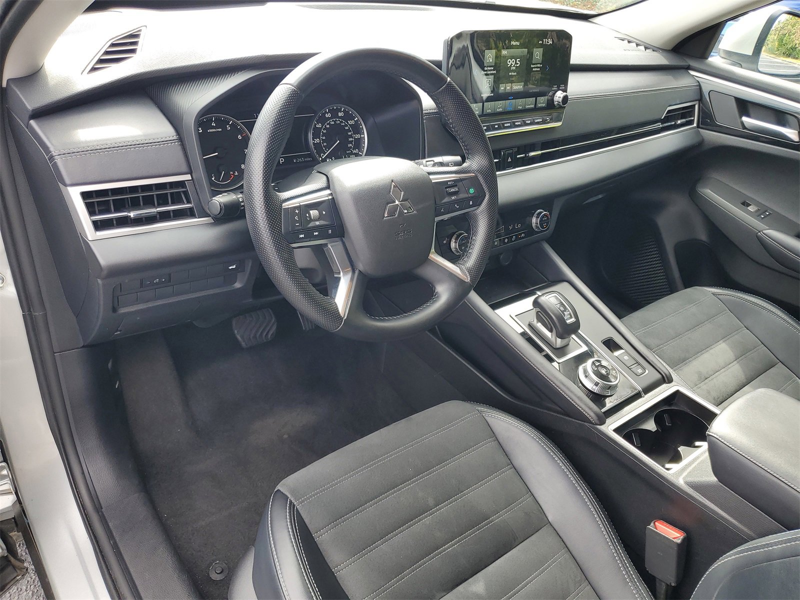 Used 2024 Mitsubishi Outlander SE image 6