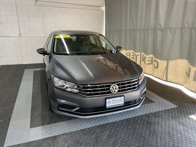 Used 2016 Volkswagen Passat 1.8T SE FWD image 2