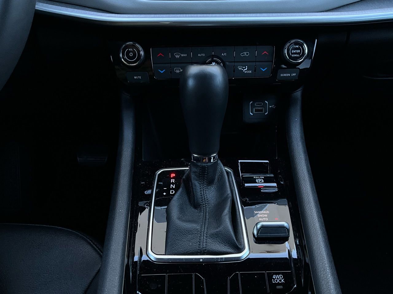 Used 2025 Jeep Compass Limited image 25