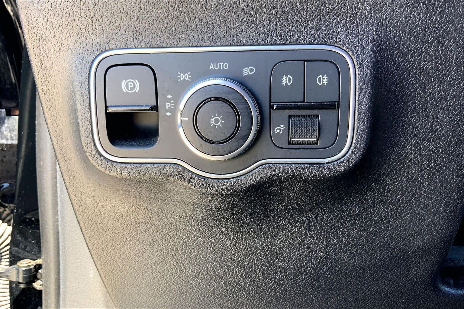 Used 2023 Mercedes-Benz GLB 250 image 33