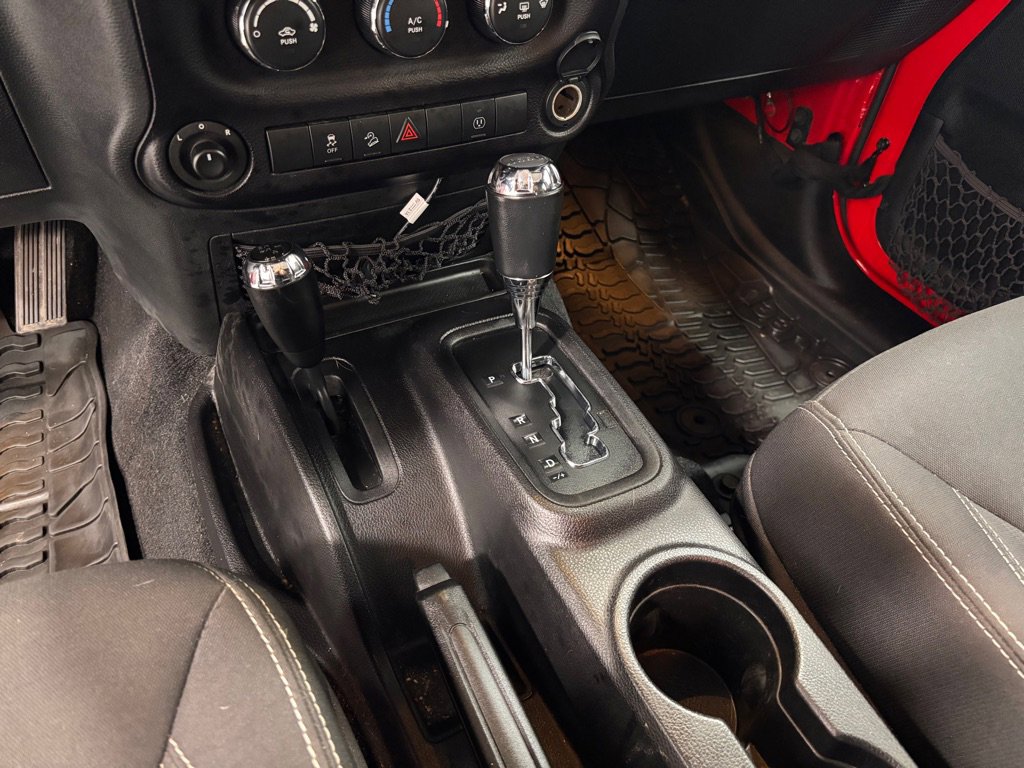 Used 2016 Jeep Wrangler Unlimited Sahara w/ Connectivity Group image 14