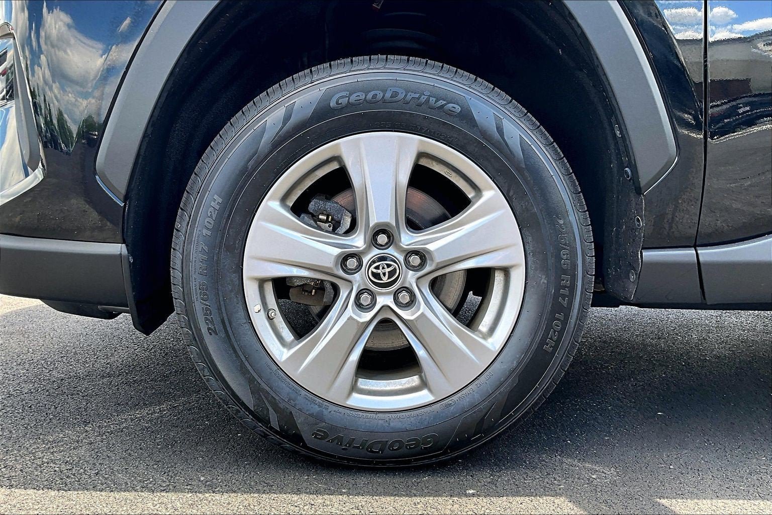 Used 2022 Toyota RAV4 LE AWD/4WD image 9