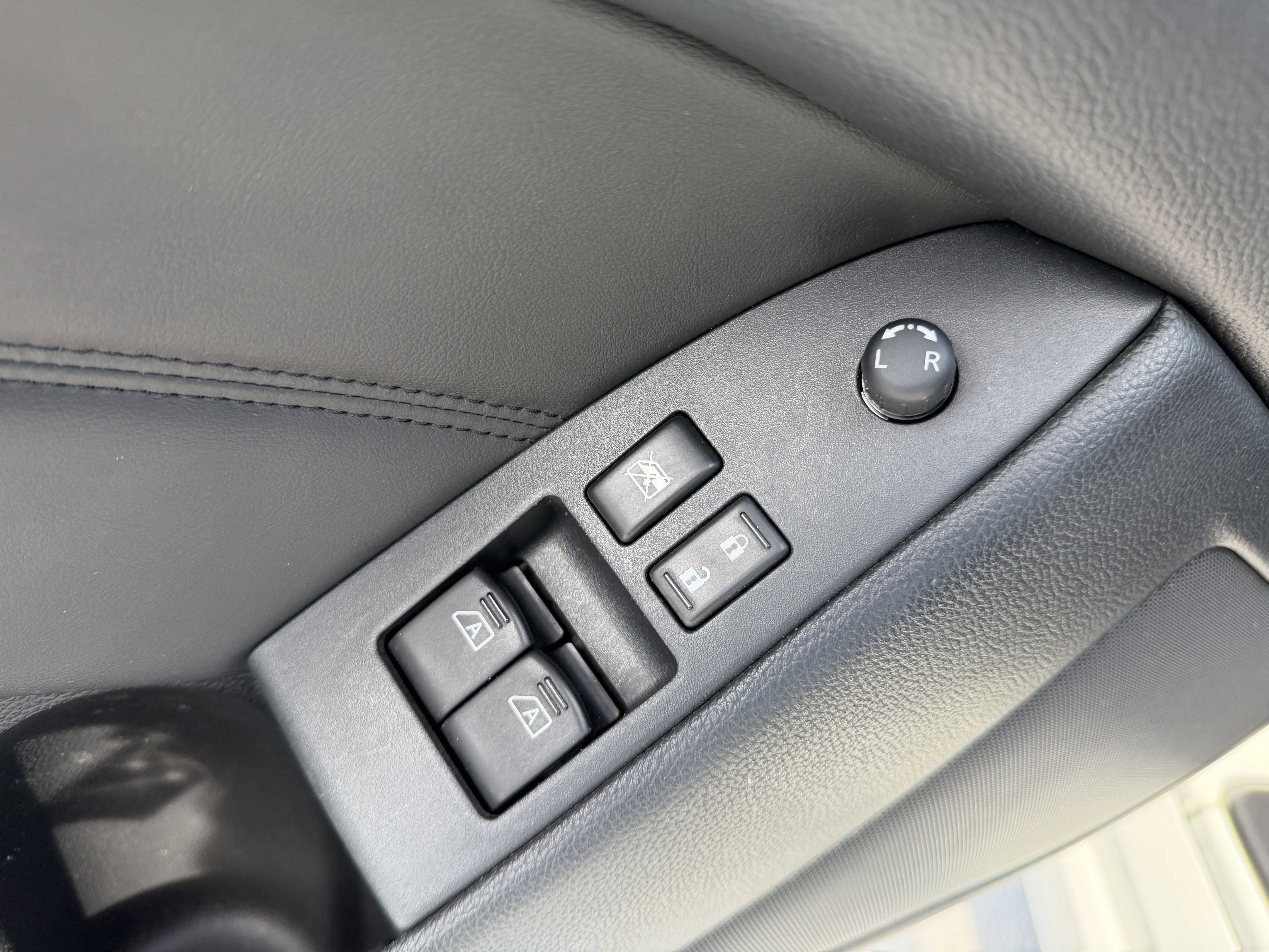 Used 2010 INFINITI G37 Journey w/ Premium Pkg image 13