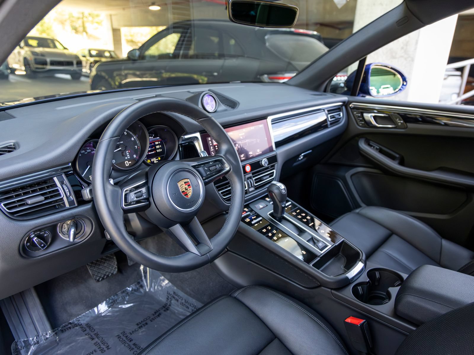 Certified 2026 Porsche Macan AWD/4WD image 4