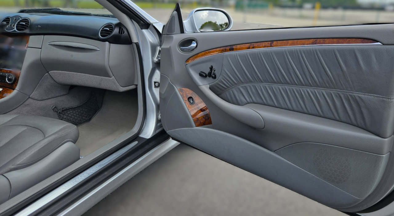 Used 2009 Mercedes-Benz CLK 350 Cabriolet w/ Appearance Pkg image 15