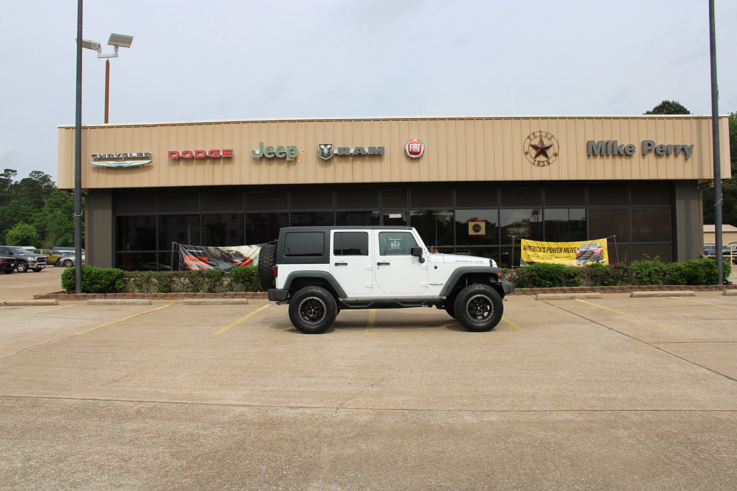 Used 2014 Jeep Wrangler Unlimited Rubicon w/ Connectivity Group AWD/4WD image 5