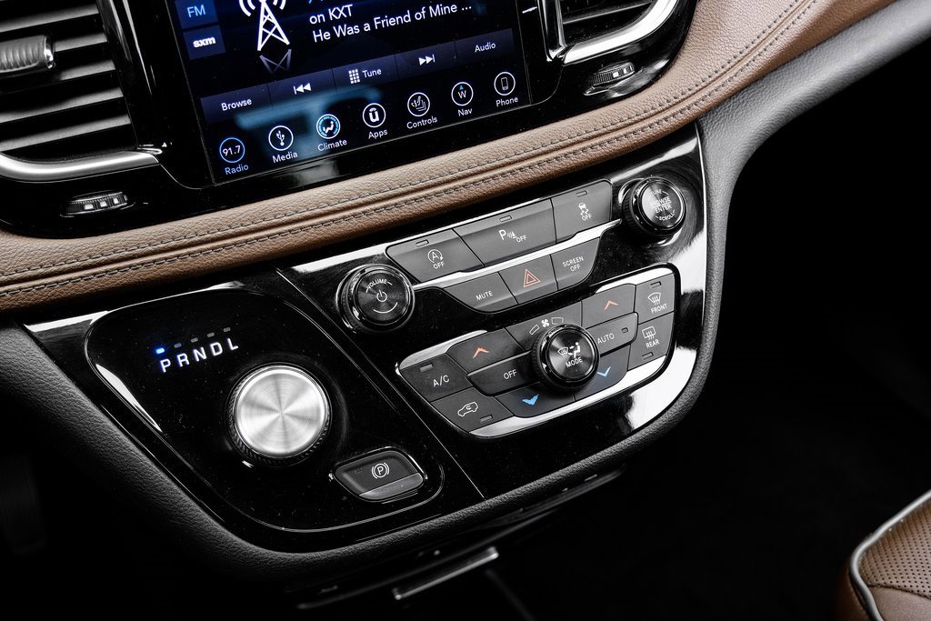 Used 2018 Chrysler Pacifica Limited image 36