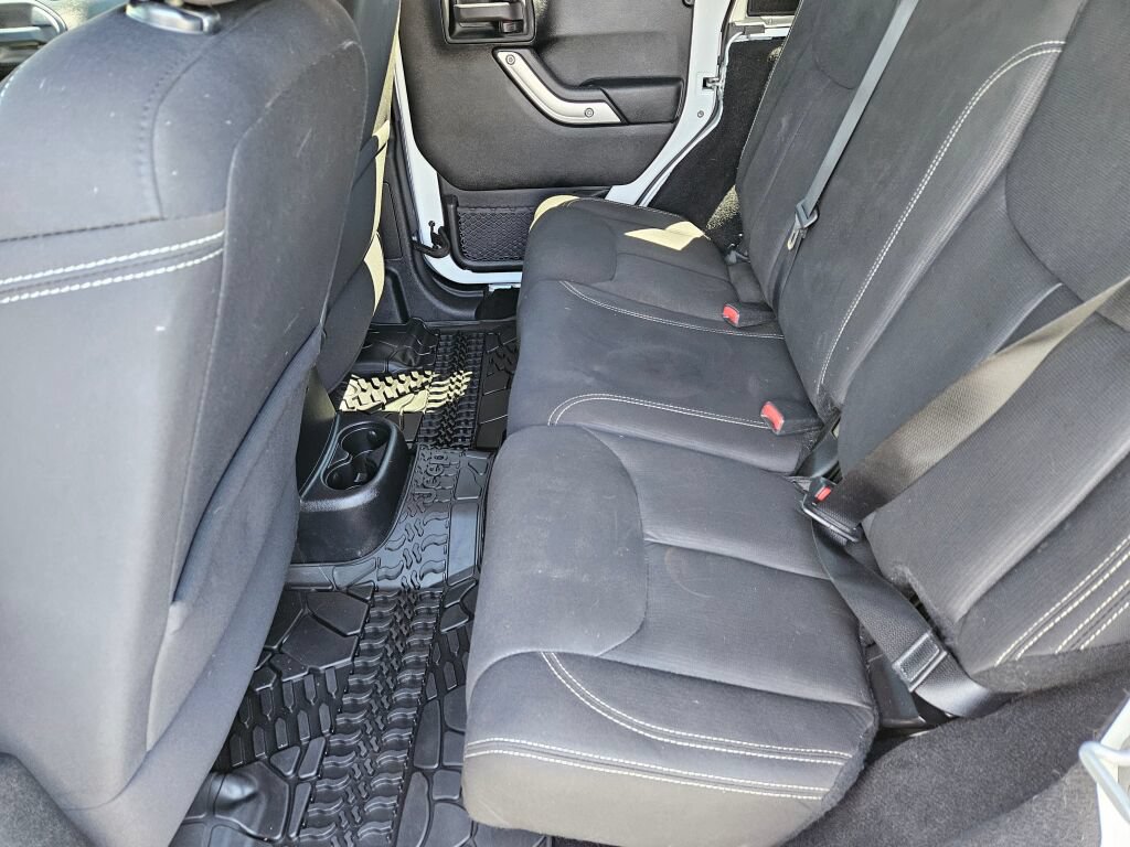 Used 2015 Jeep Wrangler Unlimited Sahara w/ Connectivity Group AWD/4WD image 13
