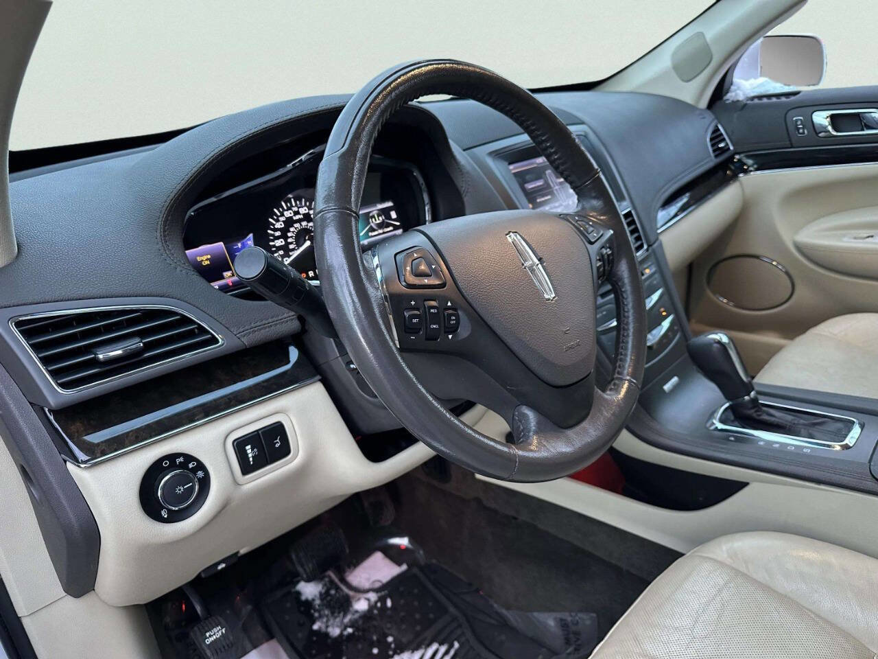 Used 2013 Lincoln MKT AWD image 15