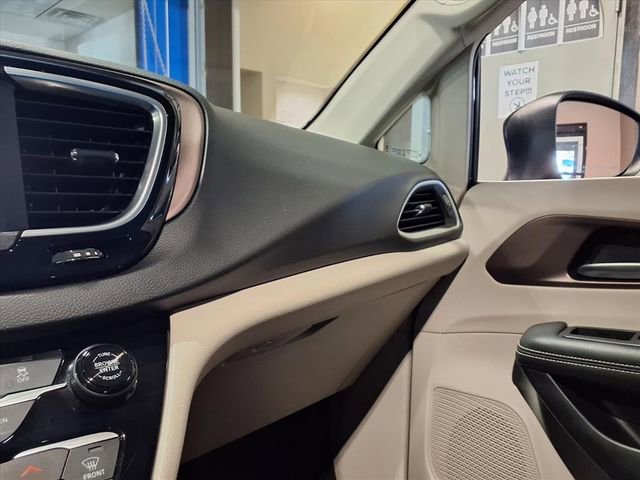 Used 2024 Chrysler Voyager LX image 21
