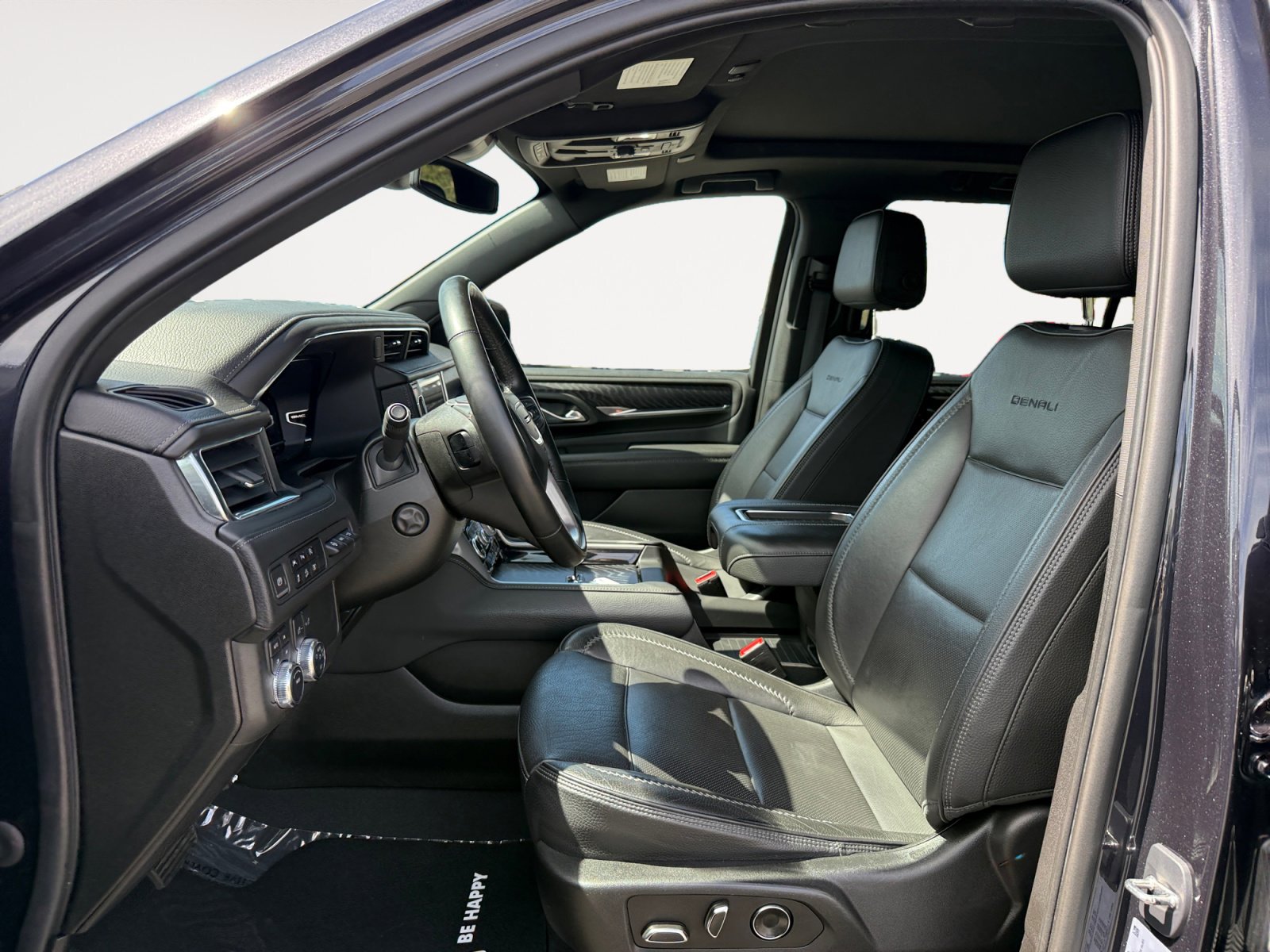 Used 2023 GMC Yukon XL Denali AWD/4WD image 10