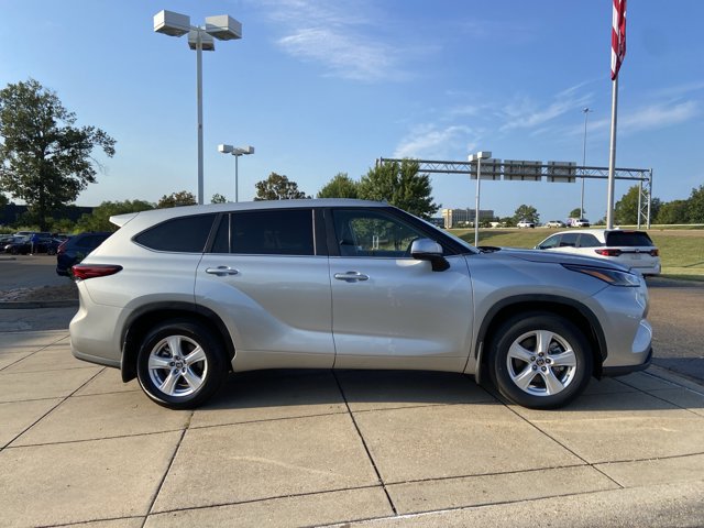 Used 2023 Toyota Highlander LE AWD/4WD image 13