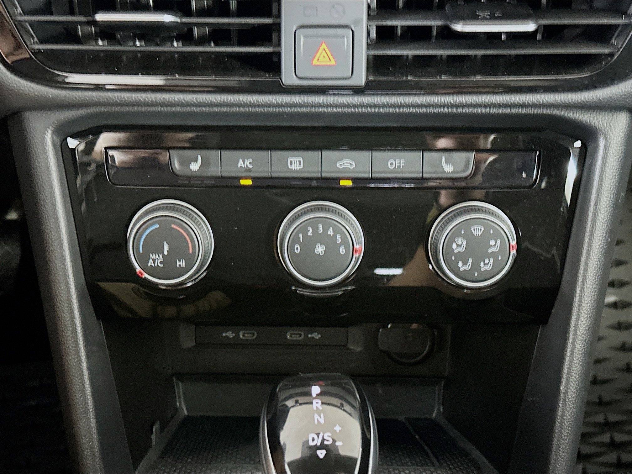 Used 2023 Volkswagen Taos SE w/ Panoramic Sunroof Package FWD image 22