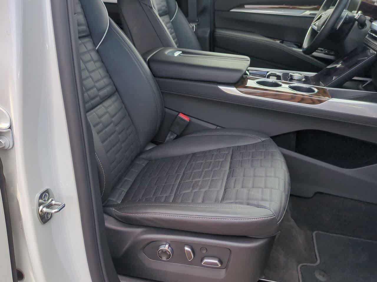 Used 2025 Cadillac Escalade Sport Platinum w/ LPO, ONYX Package AWD/4WD image 24