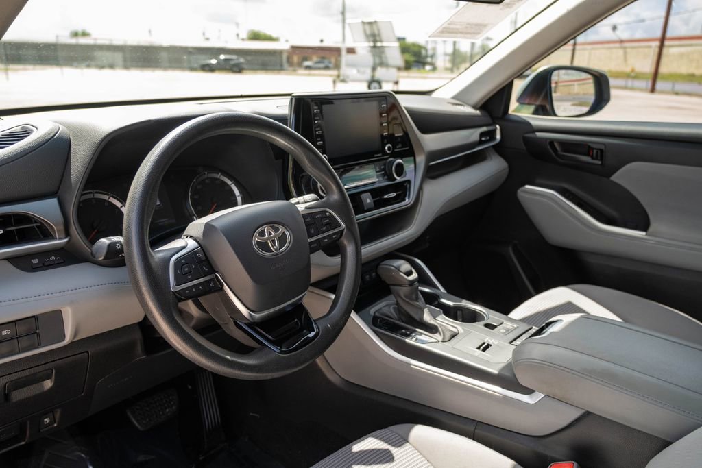 Used 2021 Toyota Highlander L FWD image 14