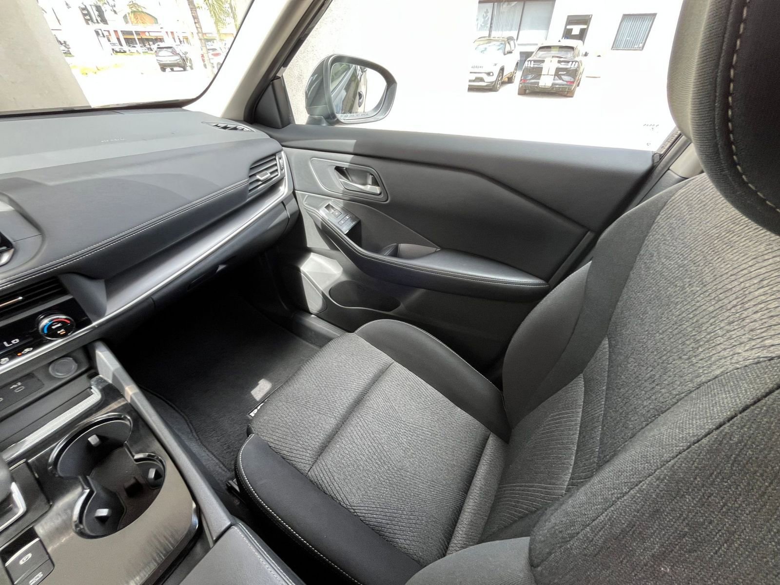 Used 2025 Nissan Rogue SV FWD image 37