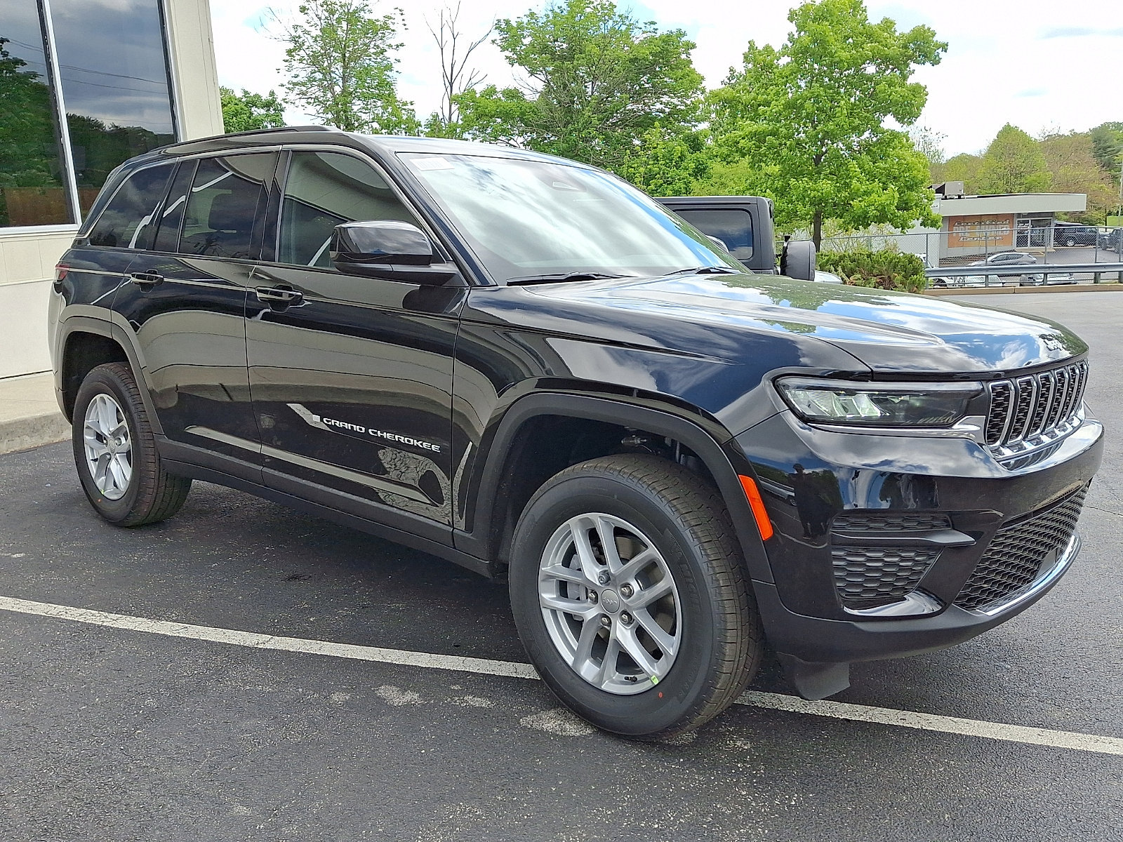 New 2026 Jeep Grand Cherokee Laredo X AWD/4WD image 2