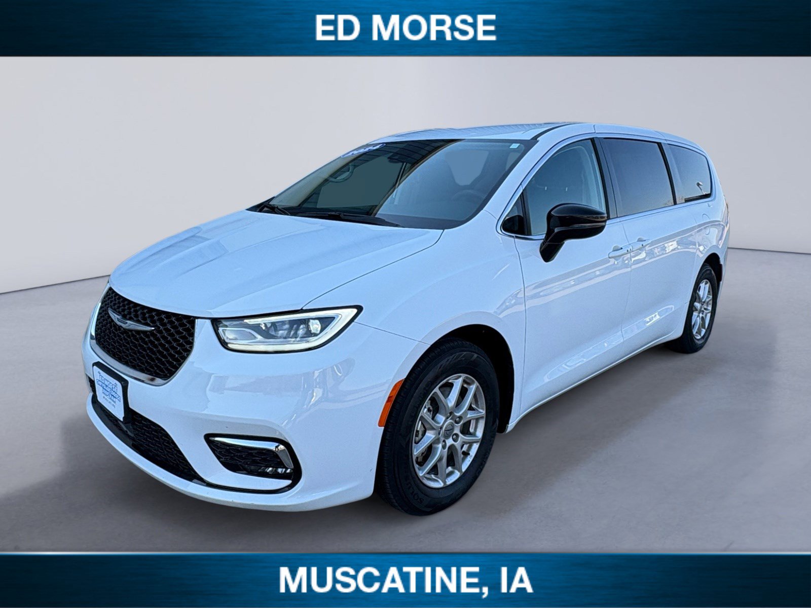 Used 2024 Chrysler Pacifica Touring-L FWD image 1