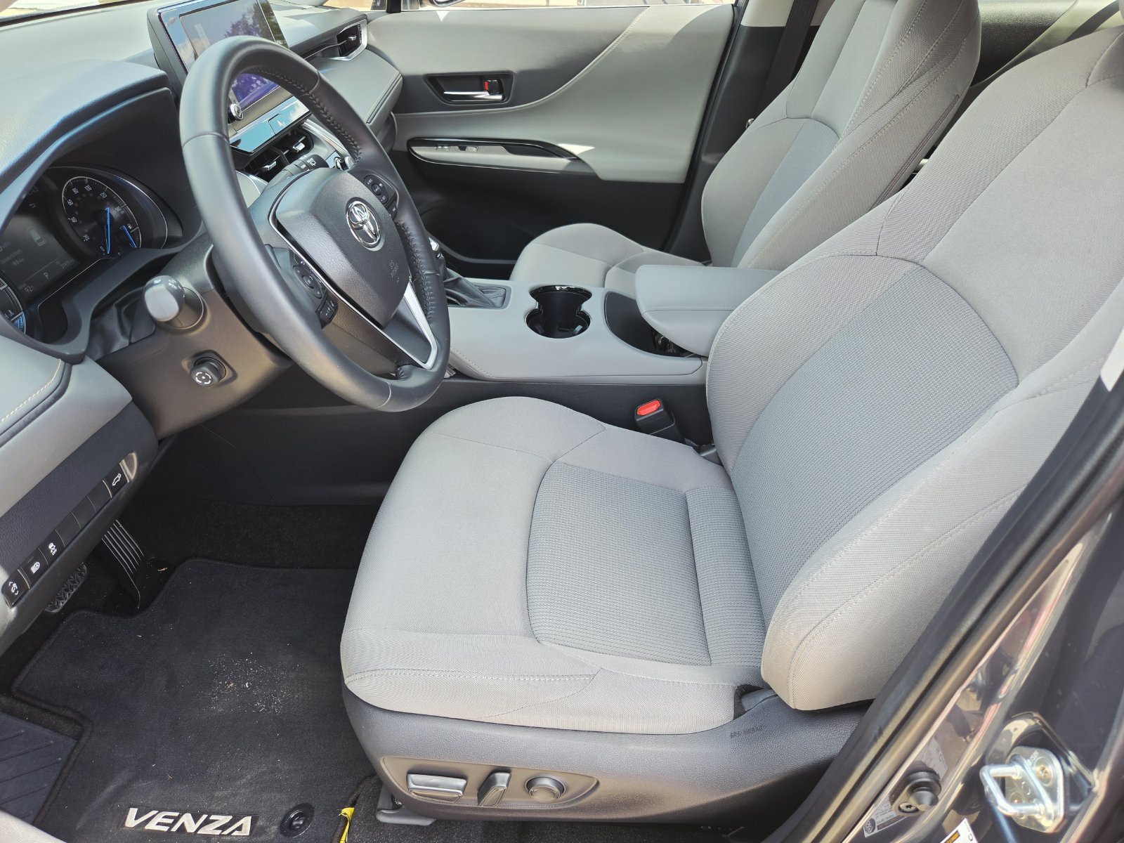 Used 2024 Toyota Venza LE AWD/4WD image 12