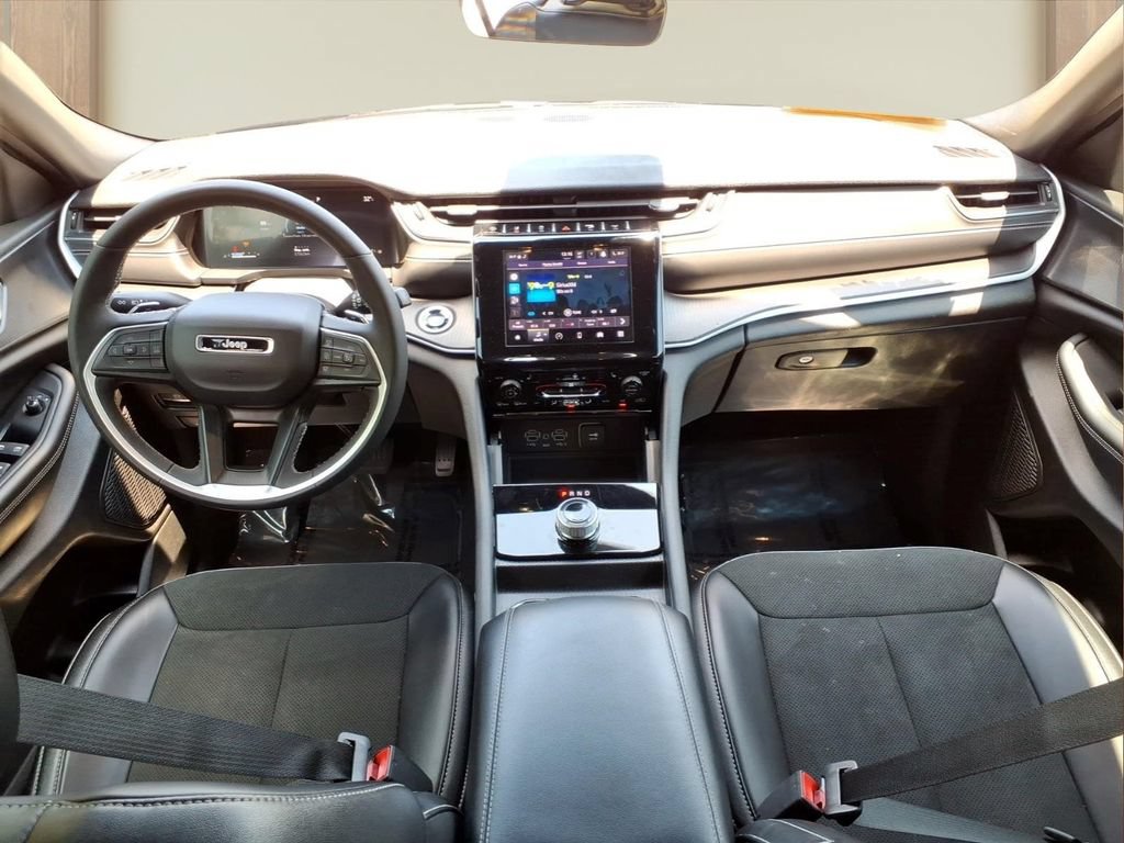 Used 2025 Jeep Grand Cherokee Altitude AWD/4WD image 24