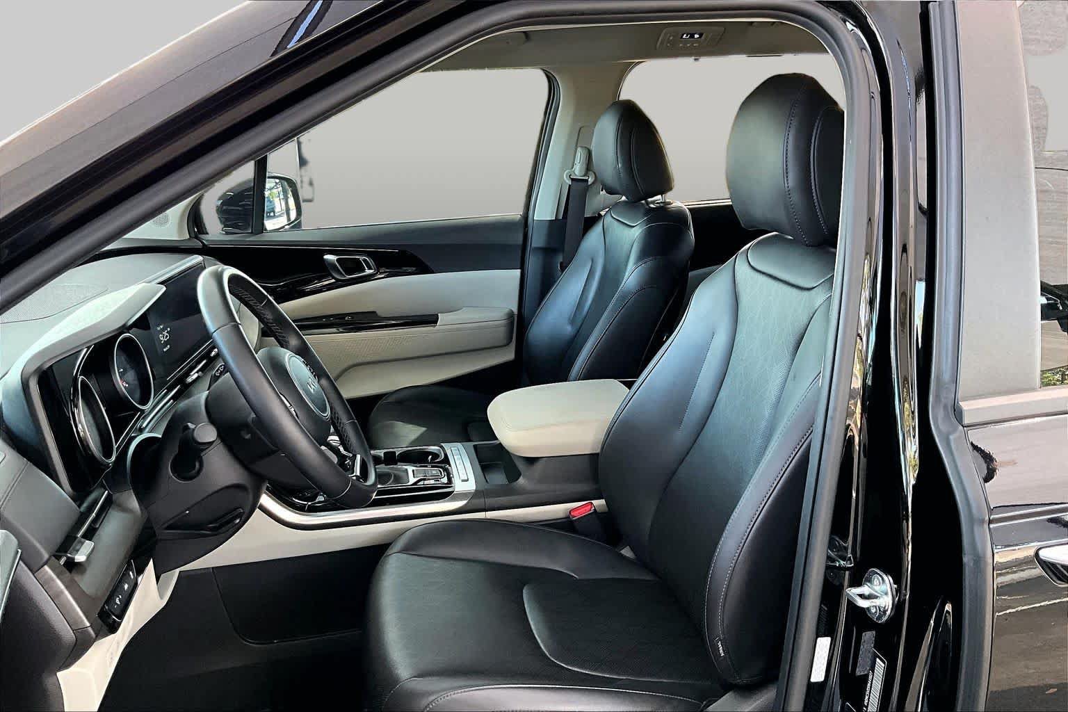 Used 2024 Kia Carnival EX FWD image 8