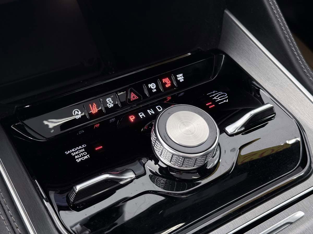 Used 2025 Jeep Wagoneer L Series III w/ Premium Group I AWD/4WD image 60