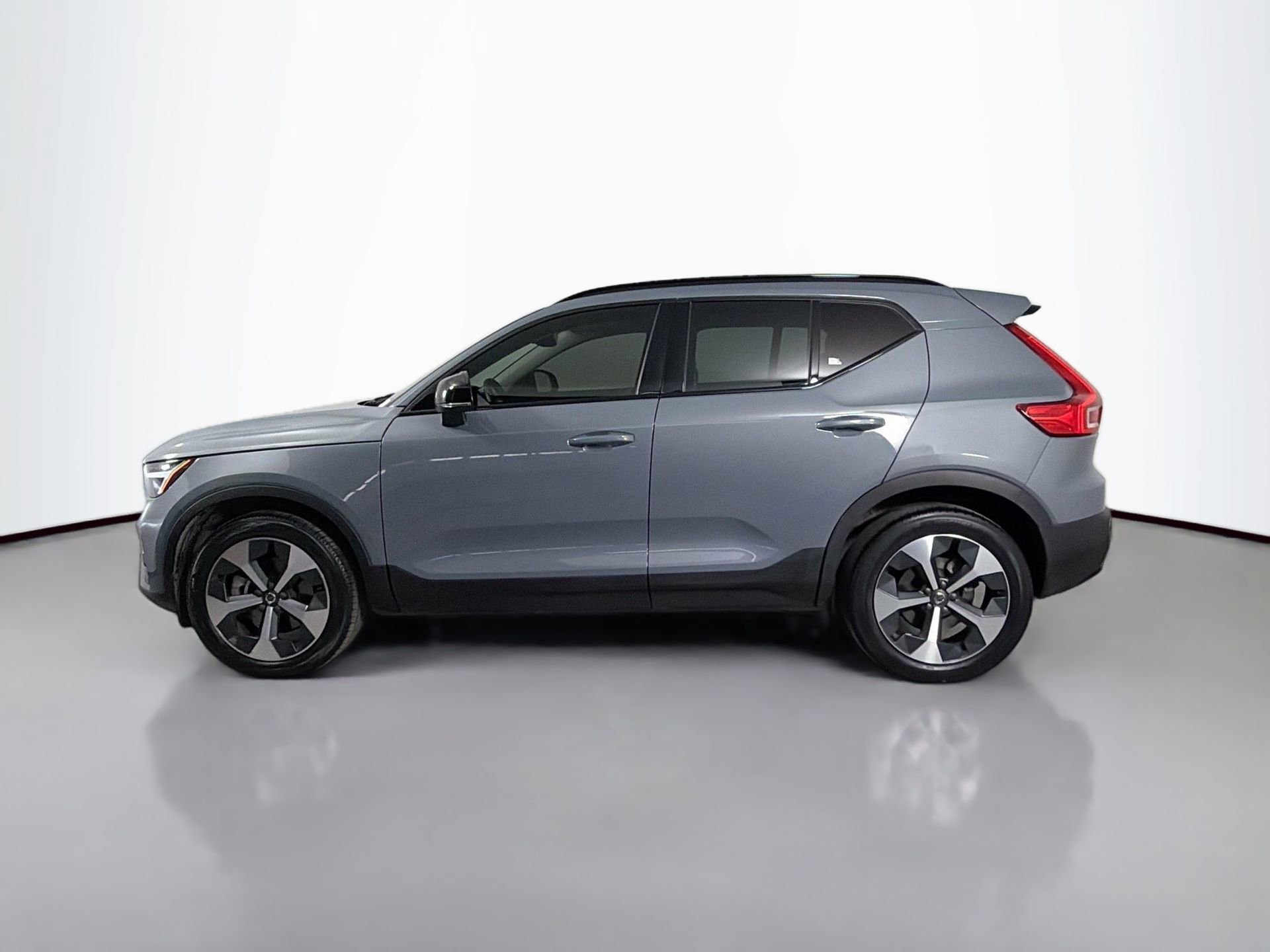Certified 2023 Volvo XC40 B5 Plus w/ Protection Package Premier image 9
