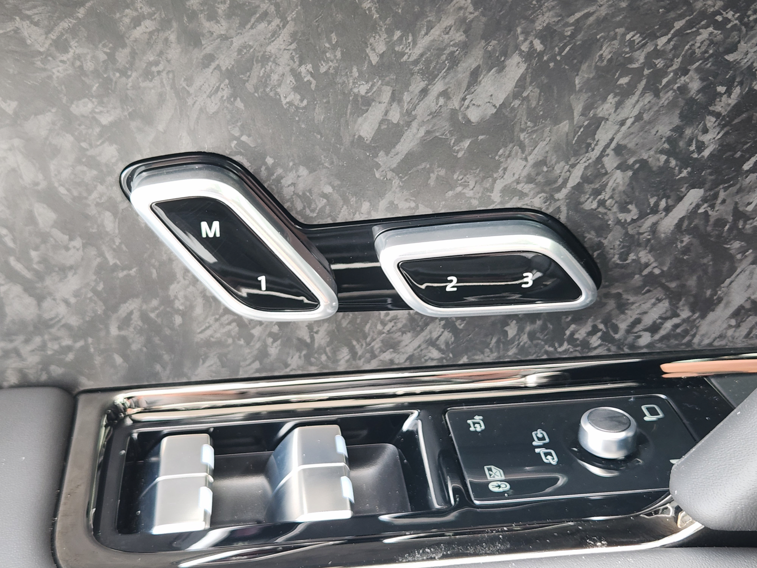 New 2026 Land Rover Range Rover Sport Dynamic SE AWD/4WD image 17