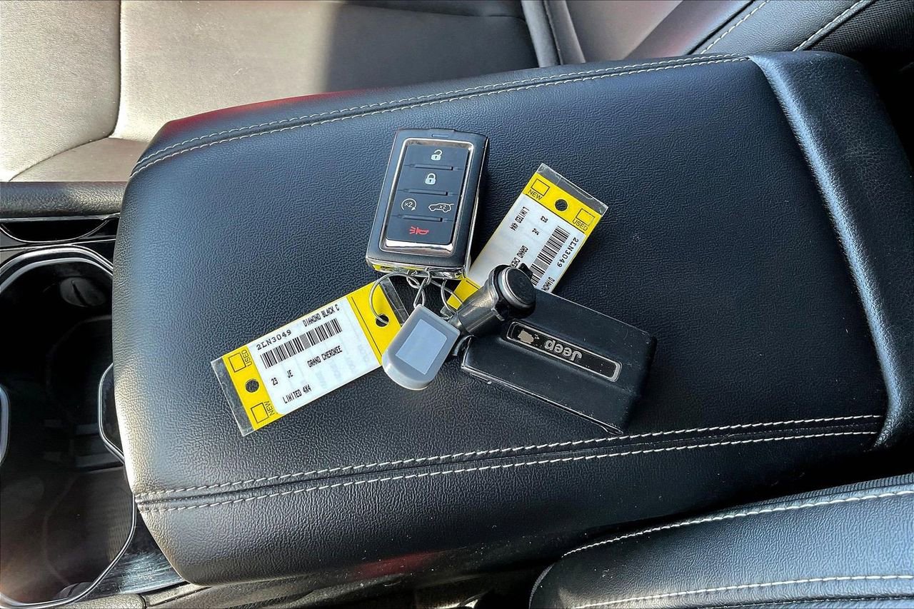 Used 2023 Jeep Grand Cherokee Limited w/ Black Appearance Package image 34