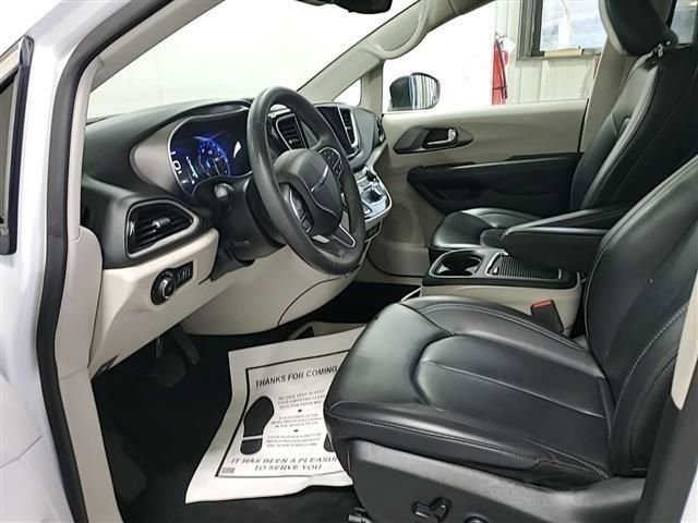 Used 2023 Chrysler Pacifica Touring-L image 3