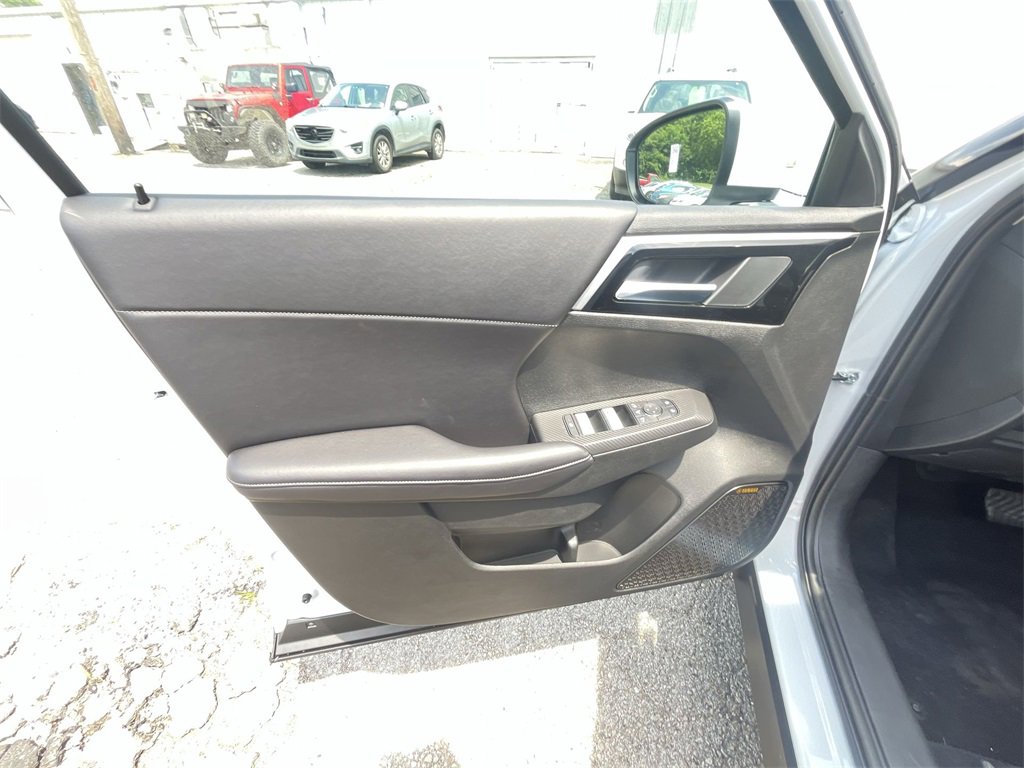 New 2025 Mitsubishi Outlander SE image 13