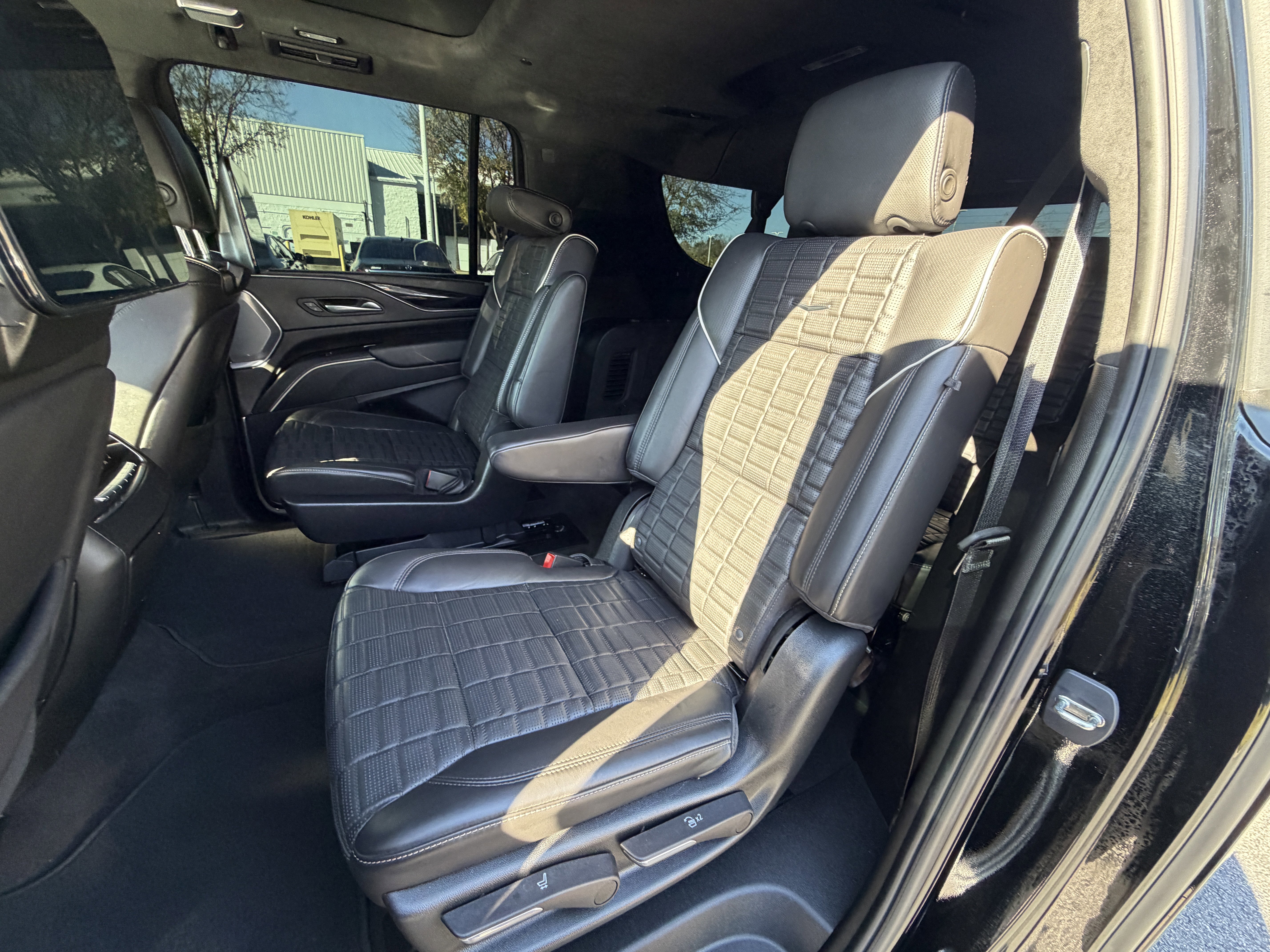 Used 2023 Cadillac Escalade ESV V image 23