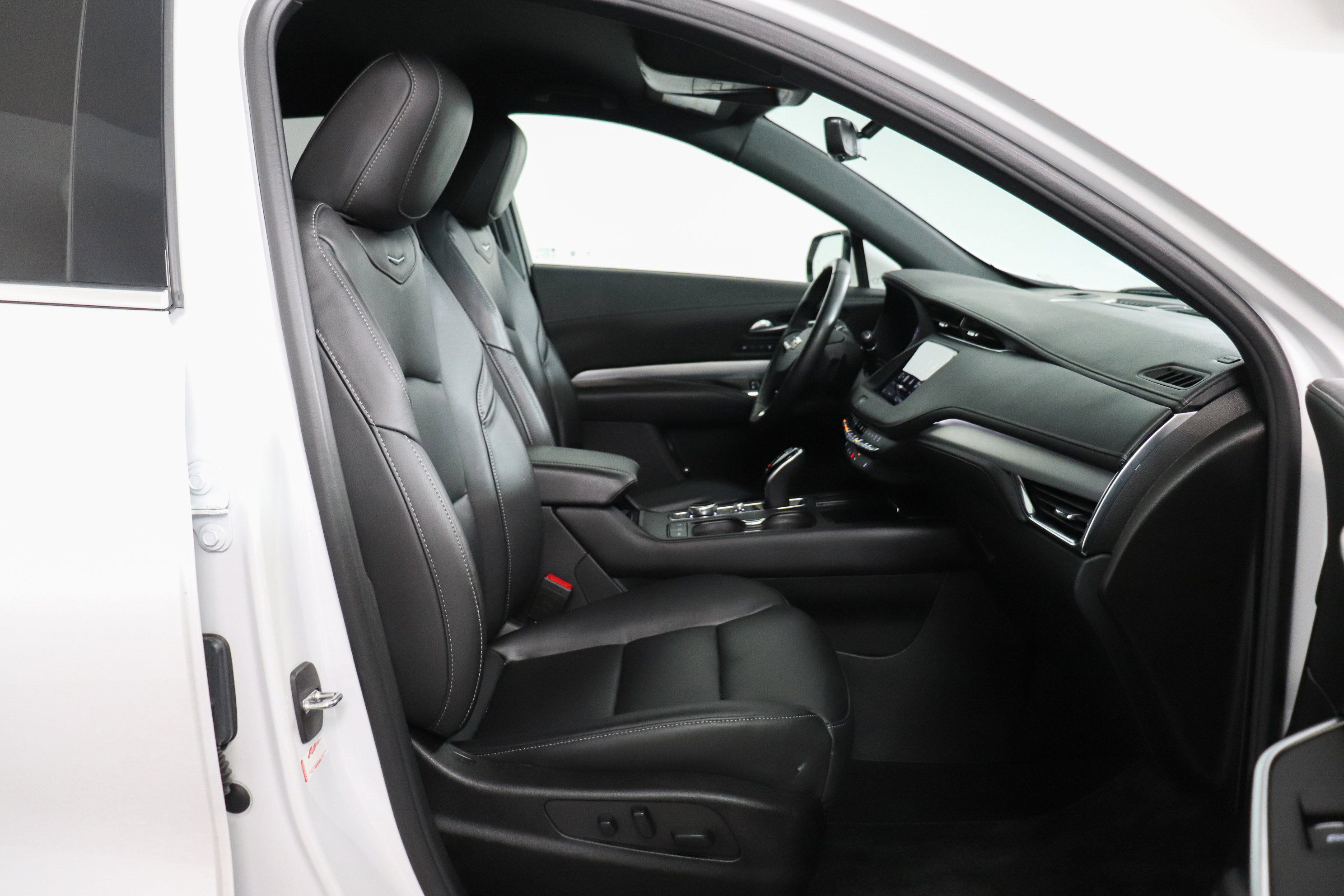 Used 2022 Cadillac XT4 Premium Luxury w/ Enhanced Visibility Package AWD/4WD image 15