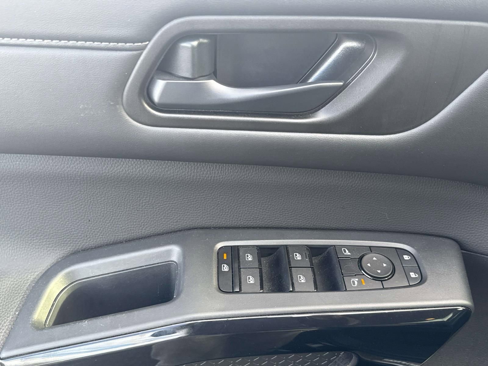 Used 2024 Nissan Pathfinder SV w/ SV Premium Package image 13