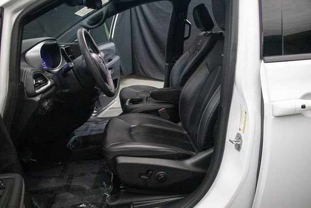 Used 2024 Chrysler Pacifica Select FWD image 19