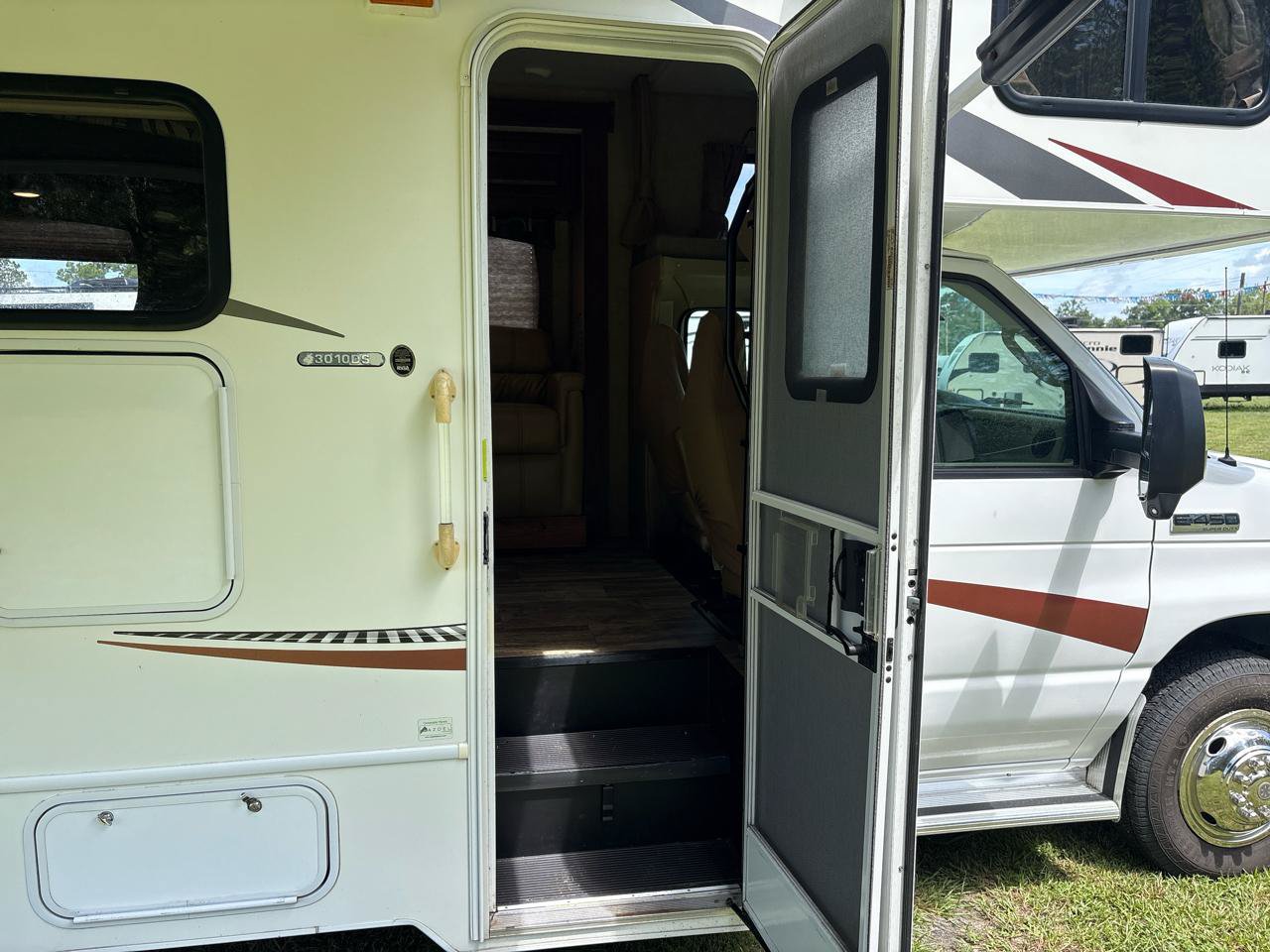 Used 2014 Ford E-450 and Econoline 450 Super Duty w/ Motorhome Prep Package RWD image 9