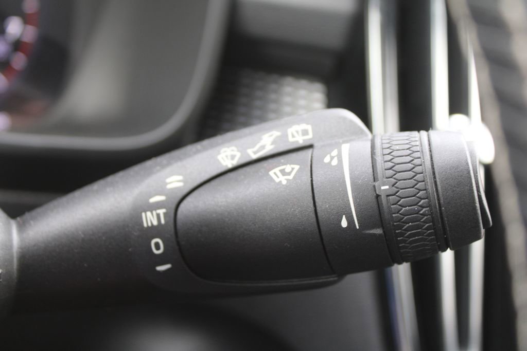 Used 2021 Volvo XC40 T5 R-Design image 34