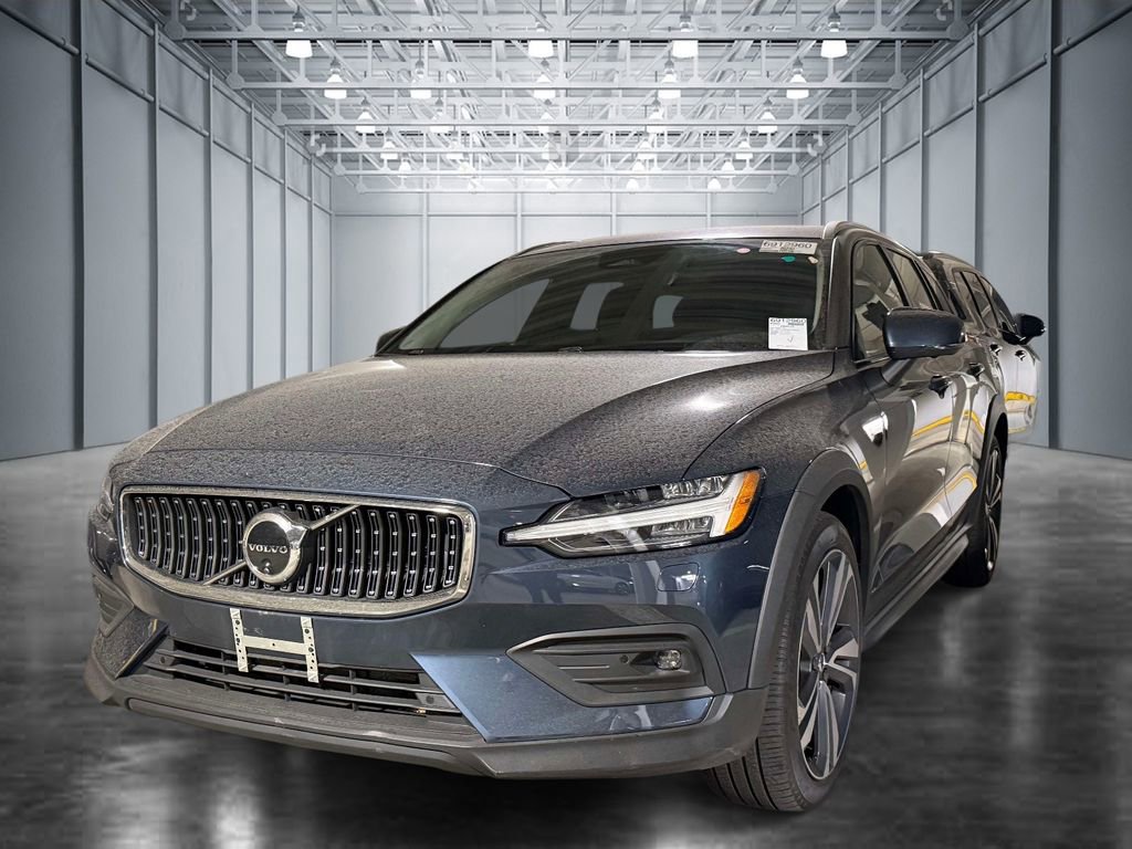 Used 2025 Volvo V60 B5 Cross Country Plus AWD/4WD image 1