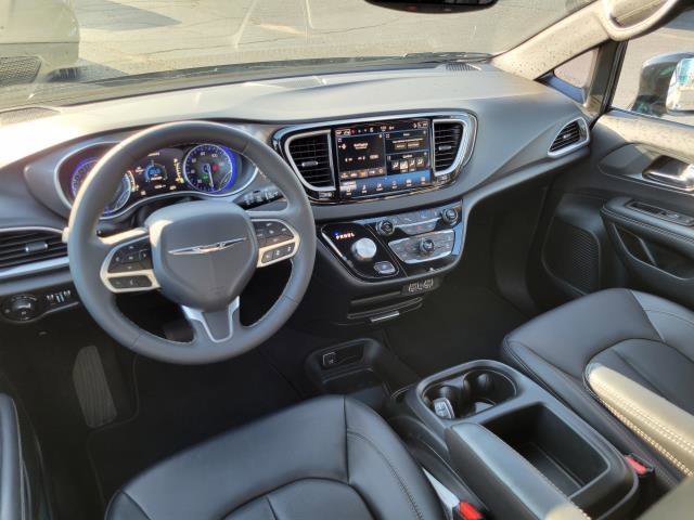 Used 2025 Chrysler Pacifica Select image 22