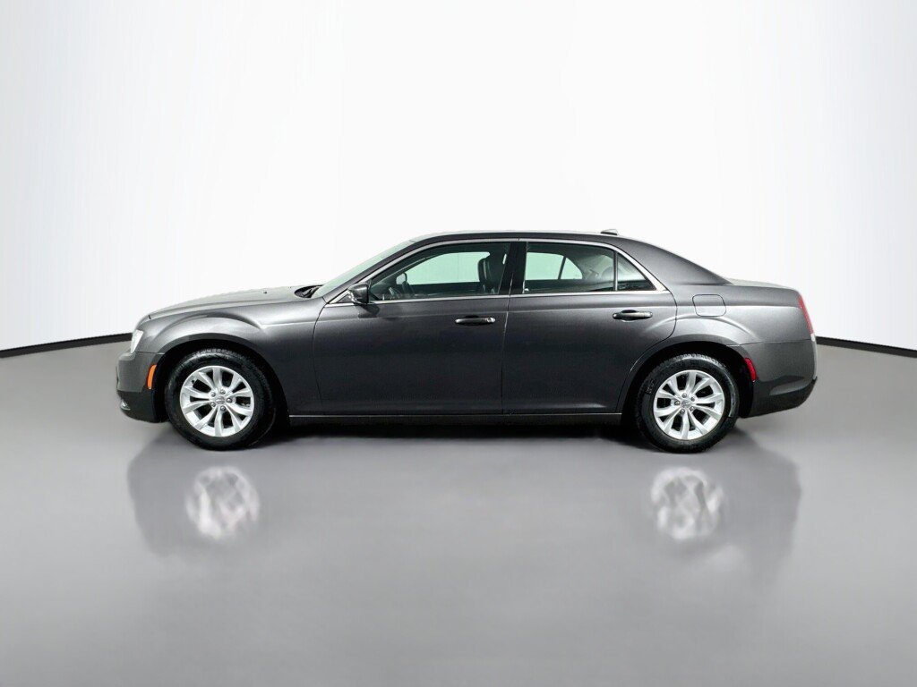 Used 2015 Chrysler 300 Limited RWD image 2