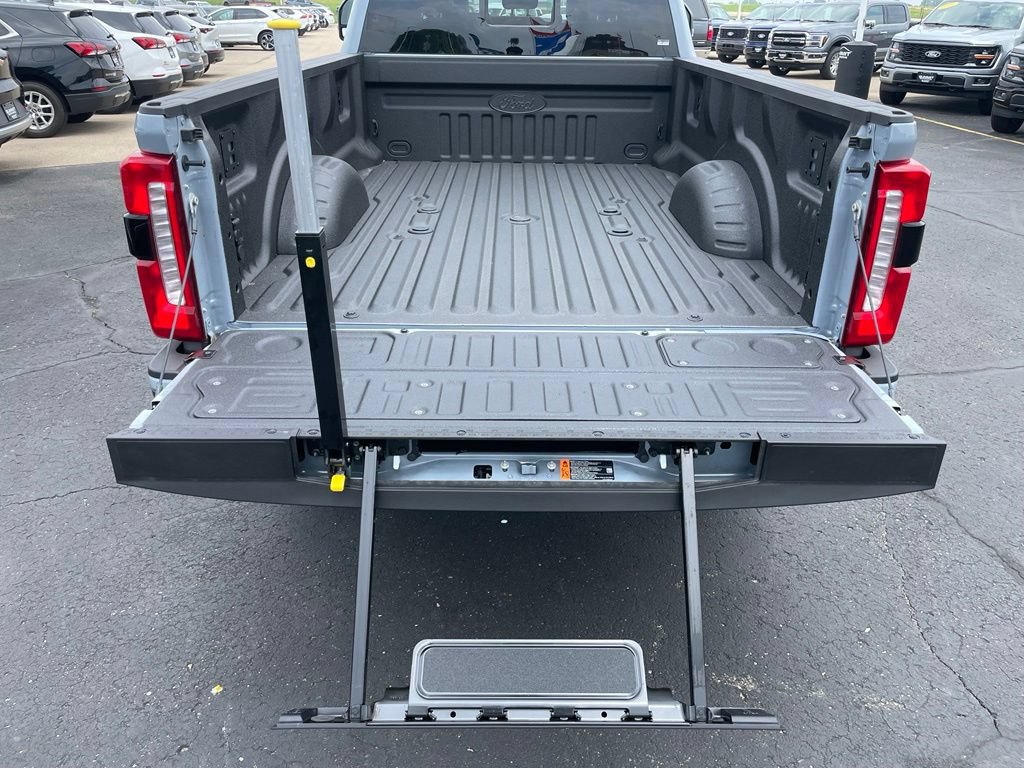 New 2026 Ford F250 Lariat w/ Black Appearance Package AWD/4WD image 38