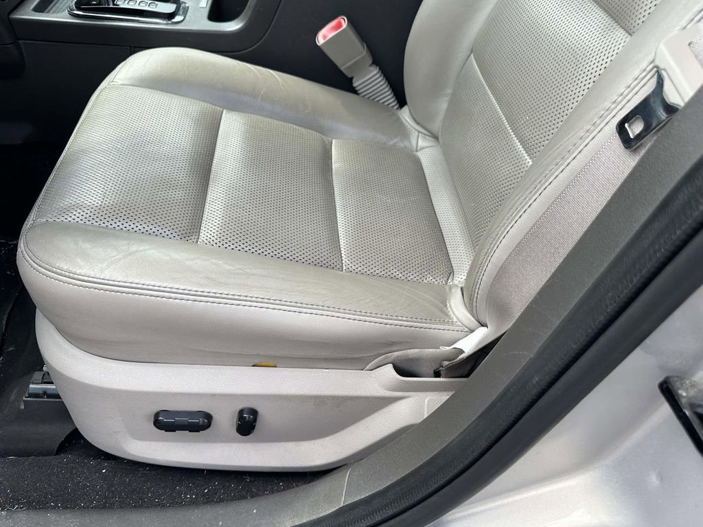 Used 2009 Ford Taurus X Limited FWD image 19