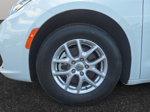 Used 2023 Chrysler Pacifica Touring-L FWD image 4
